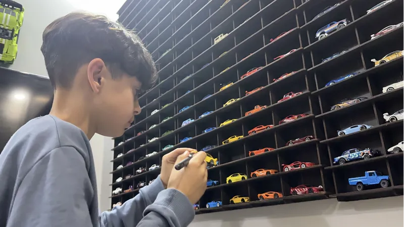 Oyuncak arabalarla büyüyen Alpaslan'ın koleksiyonunda 1000'e yakın araç var