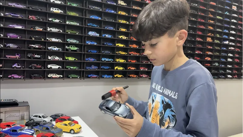 Oyuncak arabalarla büyüyen Alpaslan'ın koleksiyonunda 1000'e yakın araç var