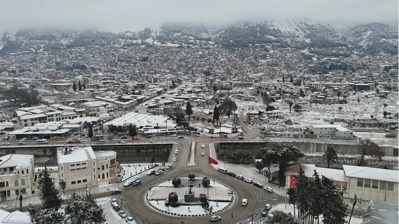 Hatay'da kar yağışı etkili oluyor