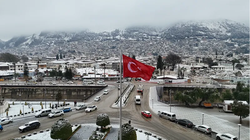 Hatay'da kar yağışı etkili oluyor