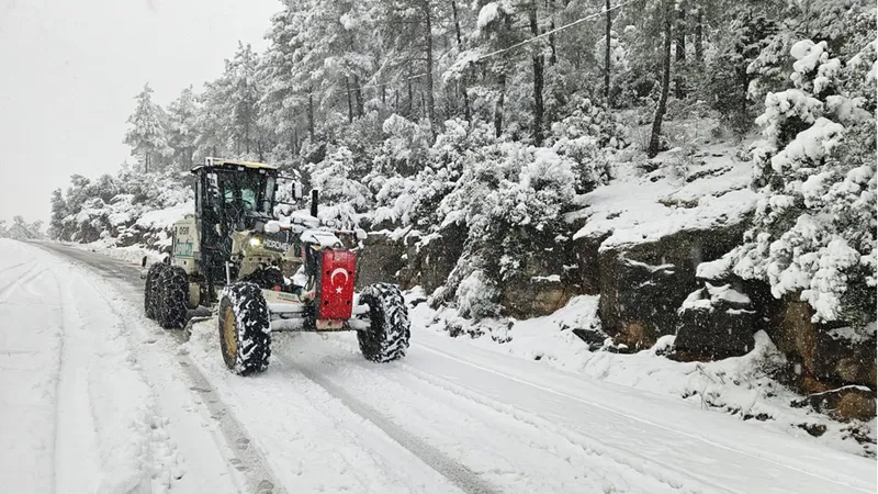 Adana'nın Feke ilçesinde kar temizleme çalışmaları sürüyor