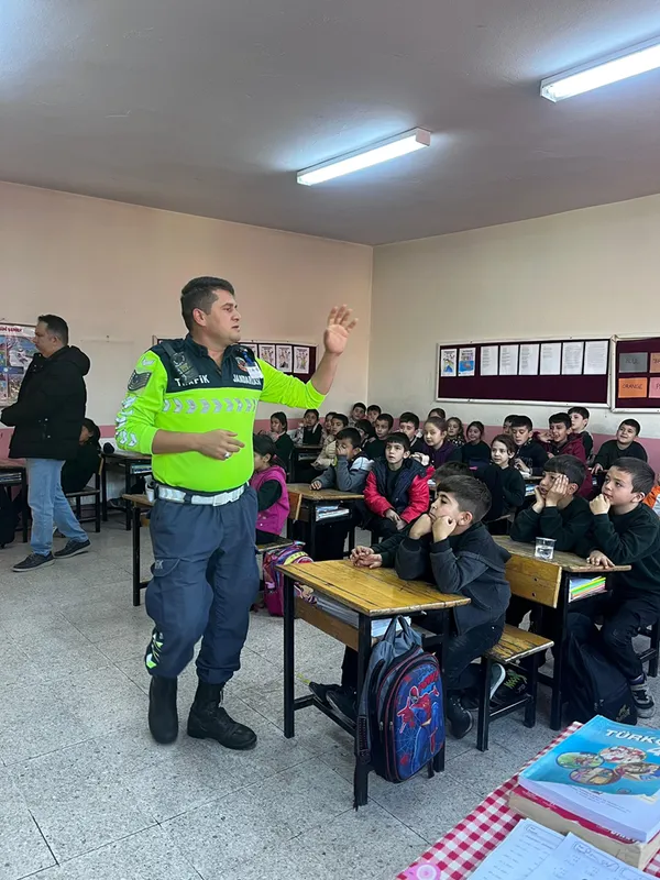 Pozantı'da öğrencilere trafik eğitimi verildi