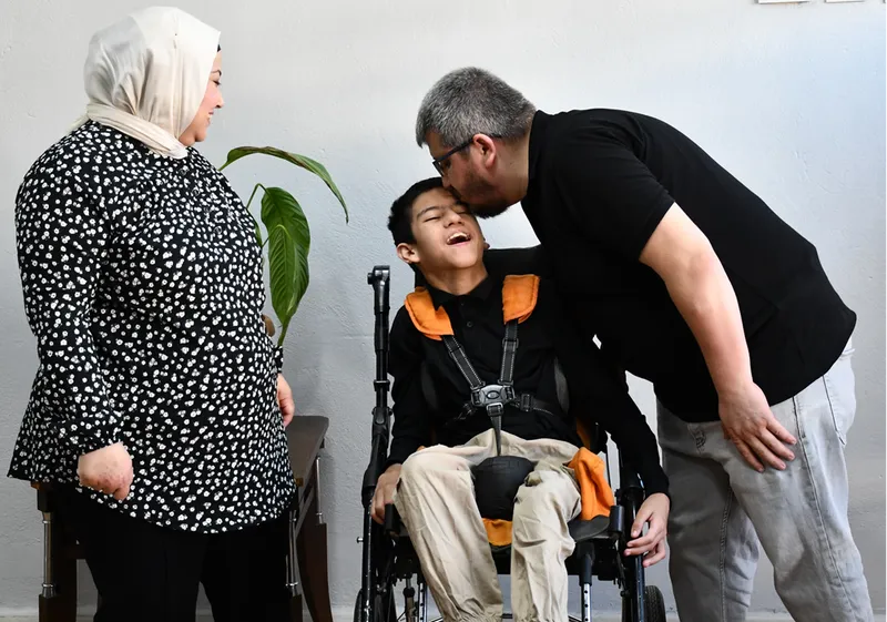 Serebral palsili oğlu için ürettiği ekipmanlar diğer hastalara da umut oldu  