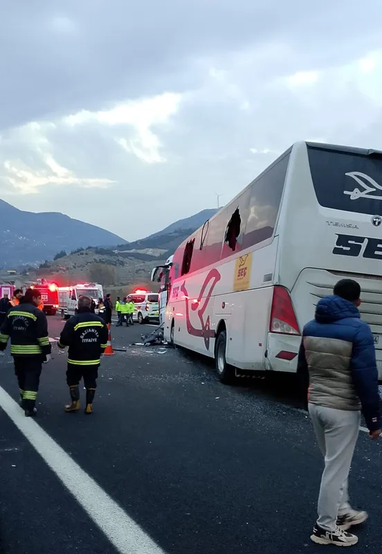 GÜNCELLEME - Osmaniye'de yolcu otobüsünün tıra çarptığı kazada 7 kişi öldü, 11 kişi yaralandı