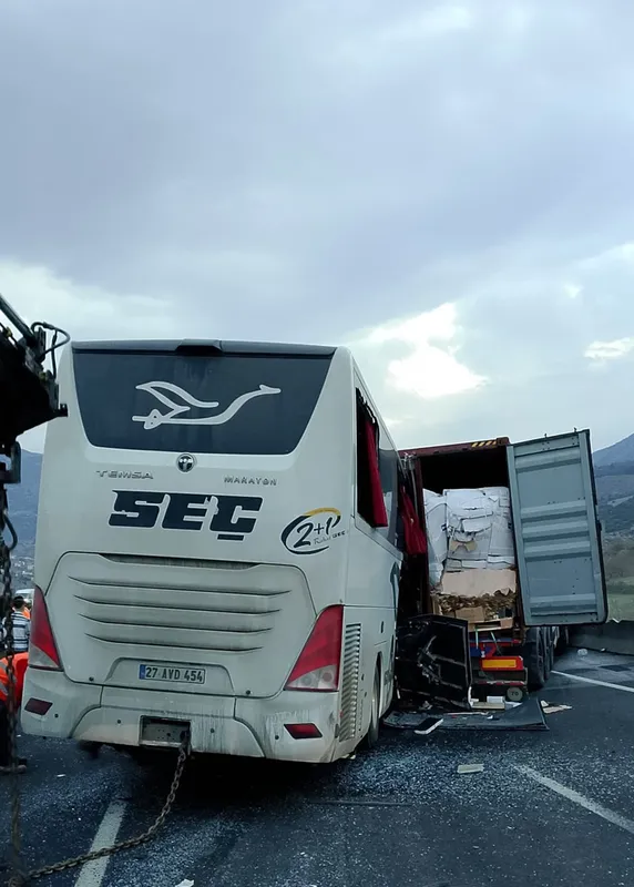 Osmaniye'de tıra çarpan otobüsteki 7 kişinin öldüğü kazaya ilişkin 2 sürücü tutuklandı