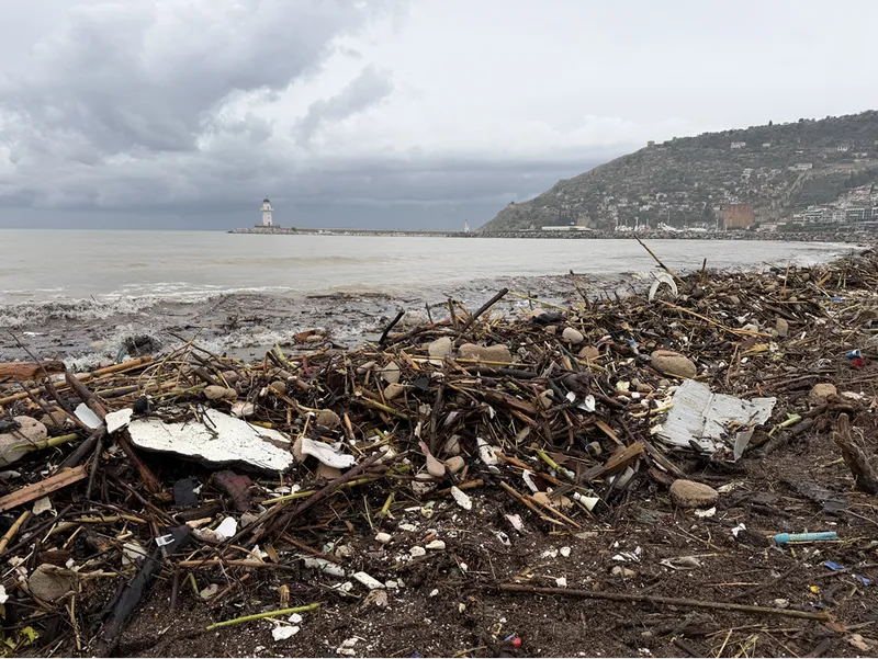 Alanya'da yağış hayatı olumsuz etkiledi 