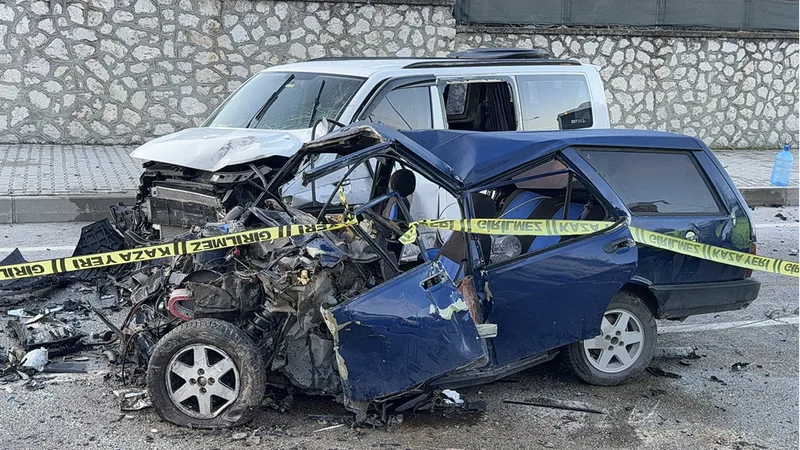 Burdur'da 3 aracın karıştığı kazada 2 kişi öldü, 3 kişi yaralandı