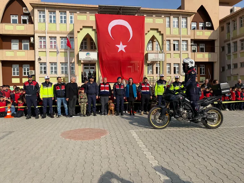 Kozan ilçesinde jandarma ekipleri öğrencilerle bir araya geldi 