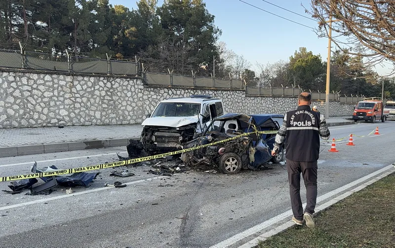 Burdur'da 3 aracın karıştığı kazada 2 kişi öldü, 3 kişi yaralandı