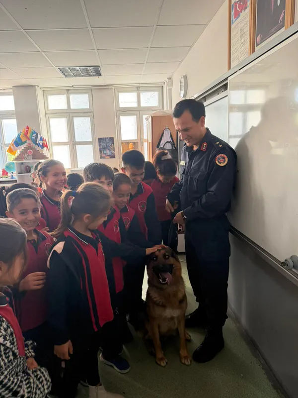 Kozan ilçesinde jandarma ekipleri öğrencilerle bir araya geldi 