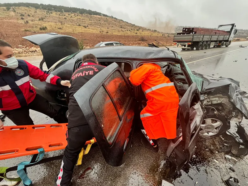 Kahramanmaraş'ta iki otomobilin çarpıştığı kazada 1 kişi öldü, 2 kişi yaralandı