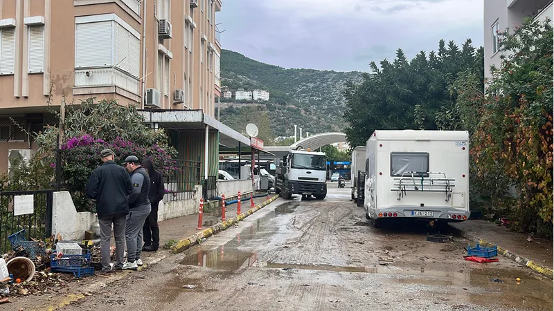 Alanya'da yağış hayatı olumsuz etkiledi 