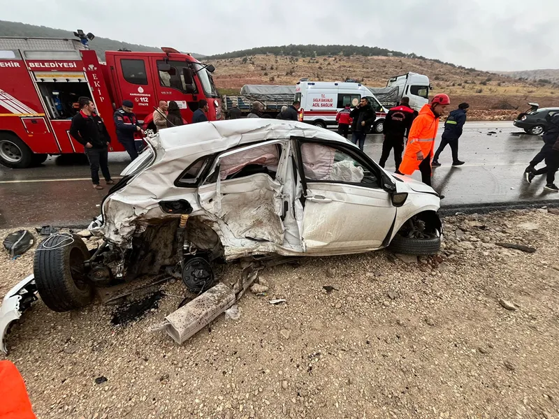 Kahramanmaraş'ta iki otomobilin çarpıştığı kazada 1 kişi öldü, 2 kişi yaralandı