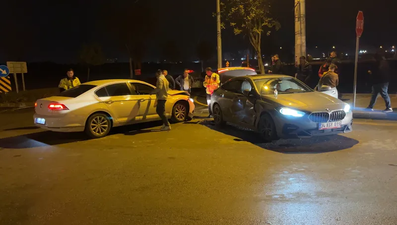 Mersin'de iki otomobilin çarpıştığı kazada 2 kişi yaralandı