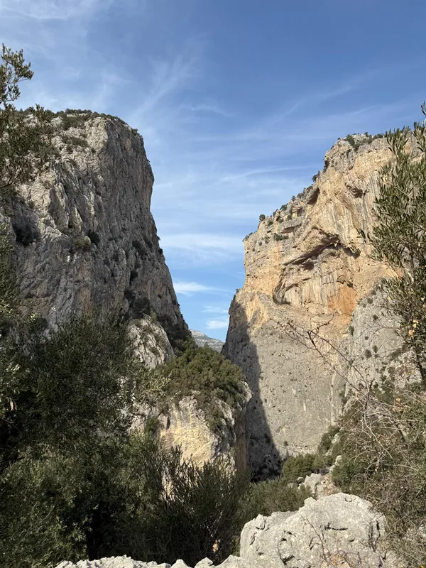 Sarp kayalarla çevrili Kapıkaya Kanyonu kışın da tırmanış tutkunlarını ağırlıyor