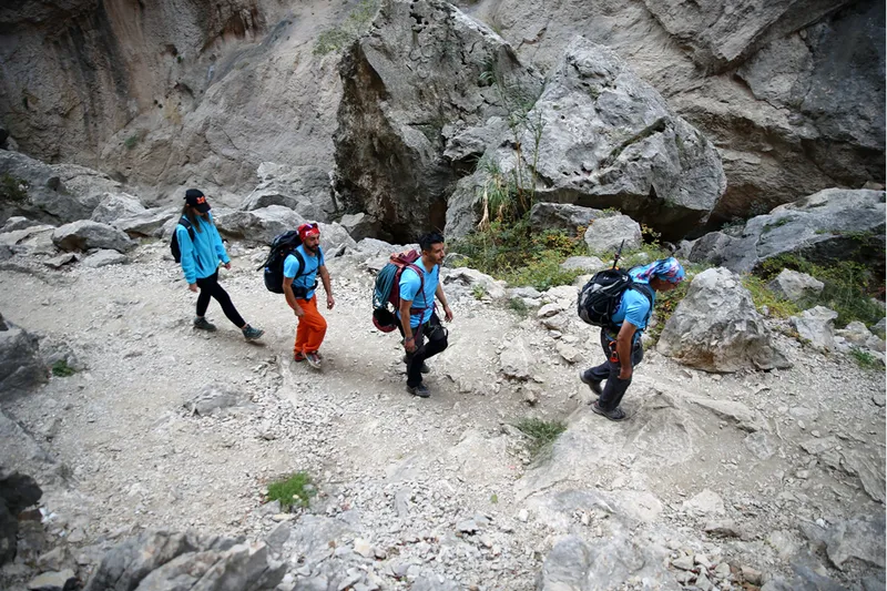 Sarp kayalarla çevrili Kapıkaya Kanyonu kışın da tırmanış tutkunlarını ağırlıyor