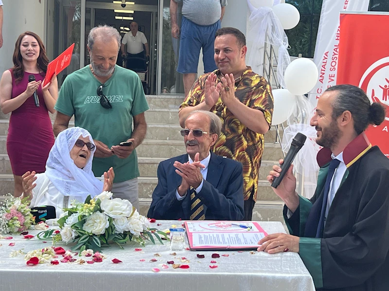 Depremzede çift, evliliklerinin 70. yılında huzurevinde nikah tazeledi