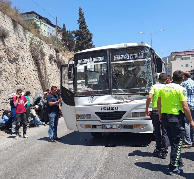 Hatay’da tıra çarpan işçi servisindeki 2 kişi yaralandı
