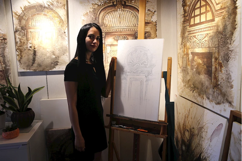 Hataylı ressam çizimlerini kahve ve çay dökerek renklendiriyor