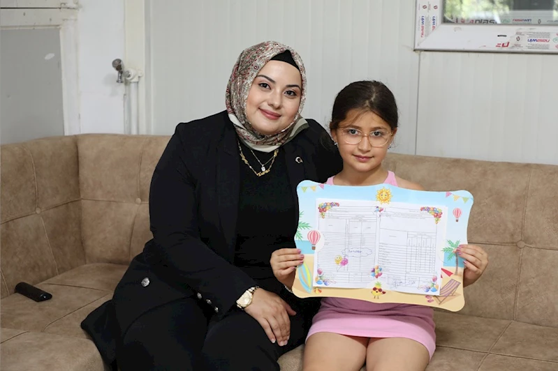 Büyükşehir Belediyesinden depremzede çocuğa karne hediyesi
