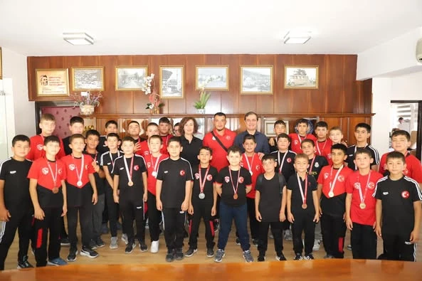 Elmalı Belediye Başkanı Öztürk derece alan güreşçileri ödüllendirdi