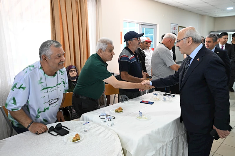 Adana Valisi Yavuz Selim Köşger huzurevi sakinlerini ziyaret etti 