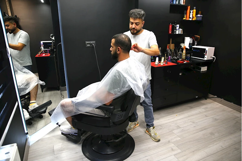 Hafta içi müşterilerini hafta sonu atları tıraş ediyor