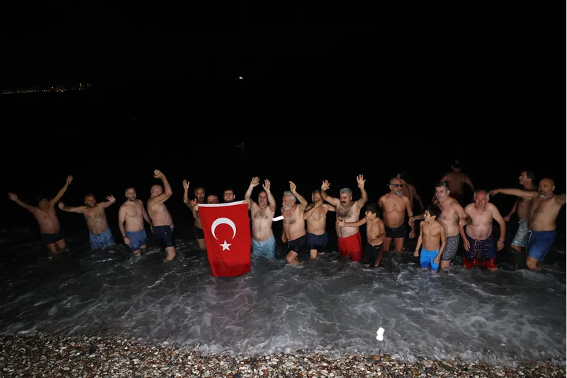 Antalya'da bazı vatandaşlar 2026'yı denize girerek karşıladı
