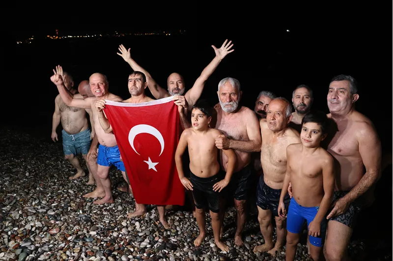 Antalya'da bazı vatandaşlar 2026'yı denize girerek karşıladı