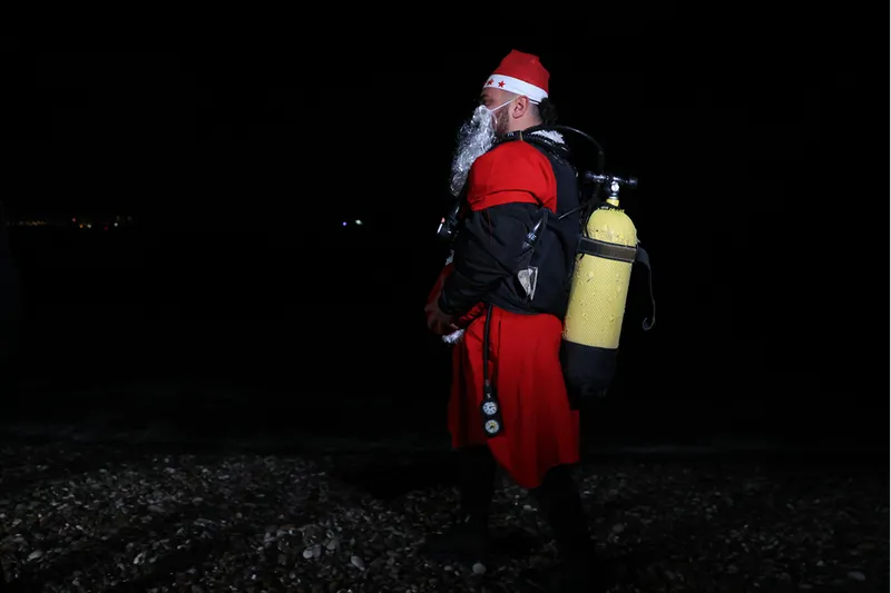 Antalya'da bazı vatandaşlar 2026'yı denize girerek karşıladı