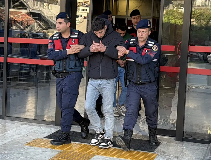 Alanya'da akrobatik hareketler yaparak polisin üzerine motosiklet süren 2 kişi tutuklandı