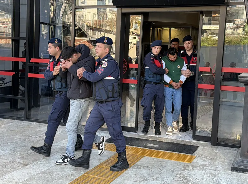 Alanya'da akrobatik hareketler yaparak polisin üzerine motosiklet süren 2 kişi tutuklandı