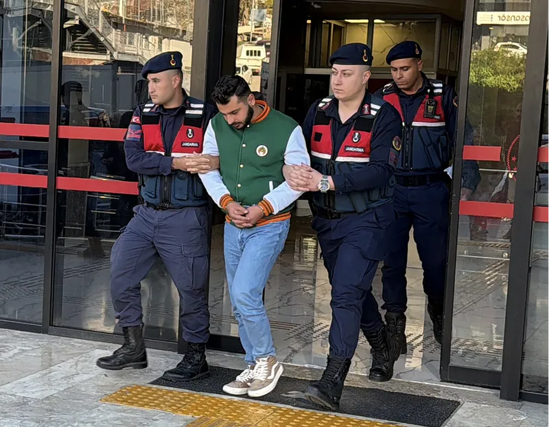 Alanya'da akrobatik hareketler yaparak polisin üzerine motosiklet süren 2 kişi tutuklandı