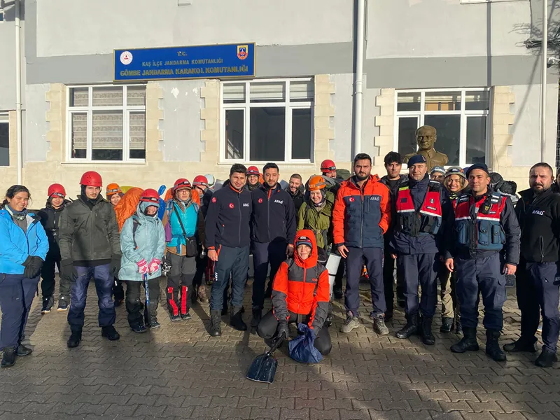 Antalya'da dağda mahsur kalan 24 kişi kurtarıldı