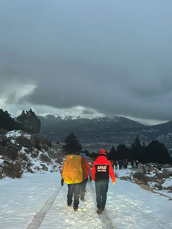 Antalya'da dağda mahsur kalan 24 kişi kurtarıldı