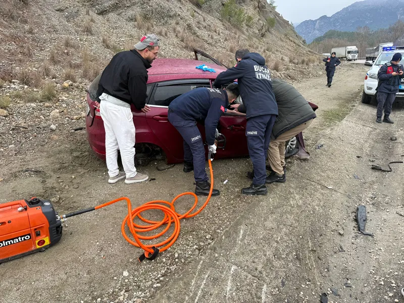 Burdur'da 3 aracın karıştığı kazada 4 kişi yaralandı