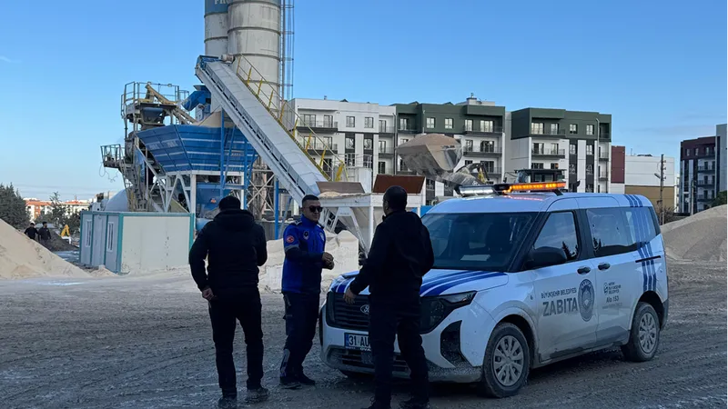 Hatay'da kanalizasyon hattına beton döken firmanın faaliyetleri durduruldu