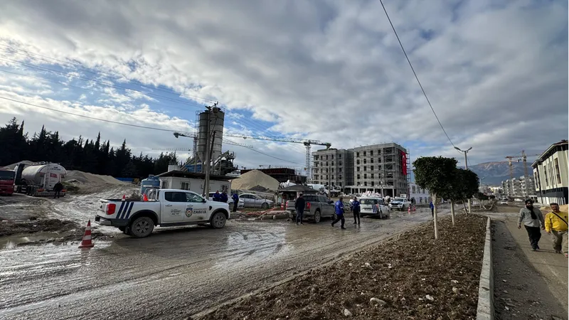 Hatay'da kanalizasyon hattına beton döken firmanın faaliyetleri durduruldu