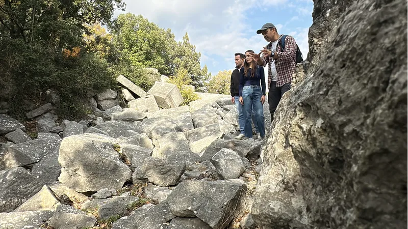 Antalya'daki 5 antik kentin endemik bitkileri ziyaretçilere tanıtılıyor