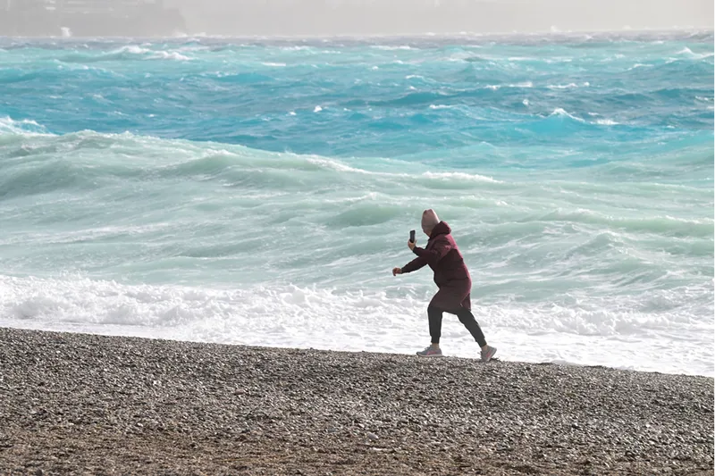 Serik'te kuvvetli rüzgar ve fırtına etkili oluyor