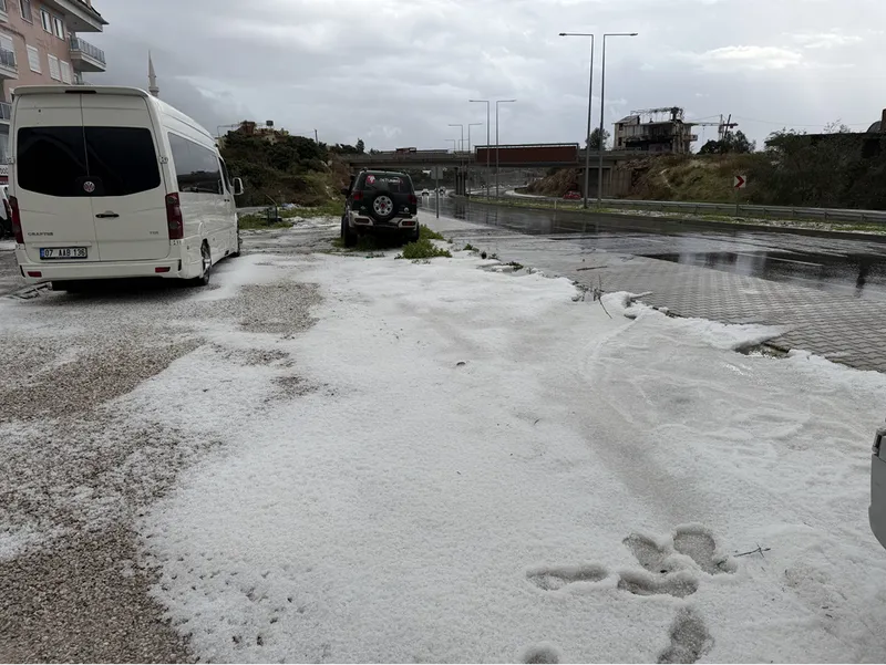 Alanya'da sağanak ve dolu etkili oldu