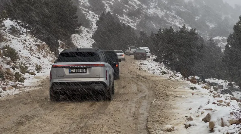 Antalya'nın Kaş ilçesinin yüksek kesimlerine kar yağdı