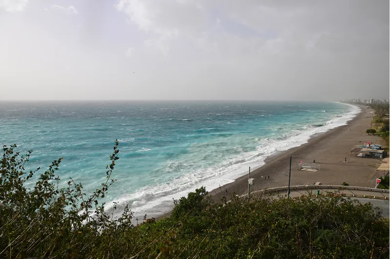 Serik'te kuvvetli rüzgar ve fırtına etkili oluyor