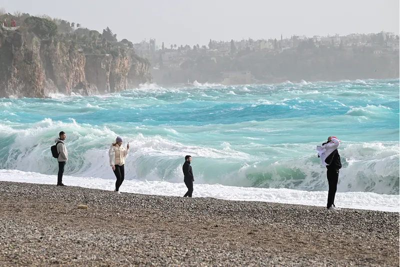 Serik'te kuvvetli rüzgar ve fırtına etkili oluyor