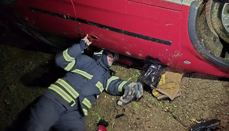 Hatay'da devrilen otomobildeki 2 kişi yaralandı