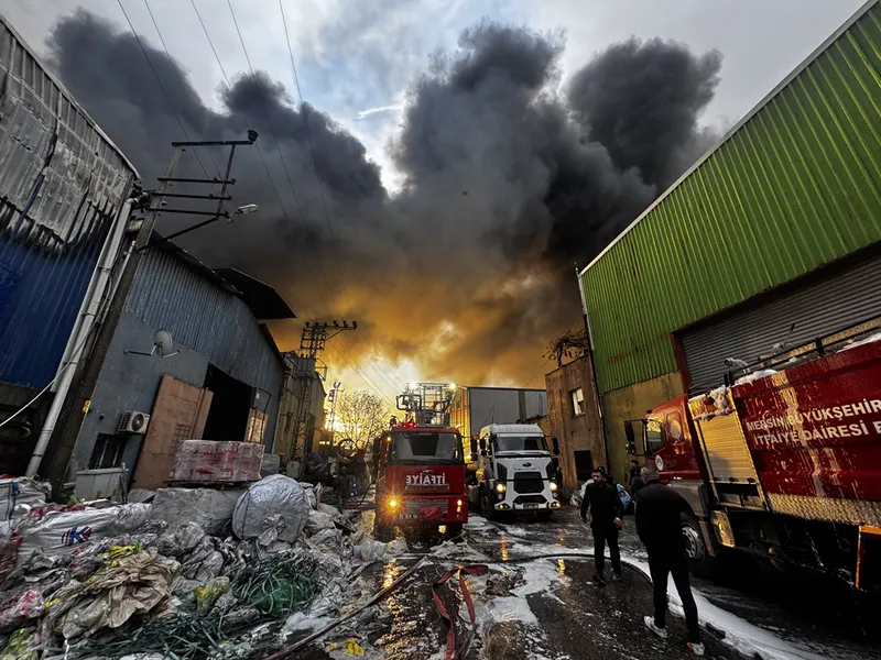 Mersin'de geri dönüşüm fabrikasının deposundaki yangına müdahale ediliyor