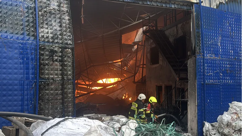 Mersin'de geri dönüşüm fabrikasının deposundaki yangına müdahale ediliyor