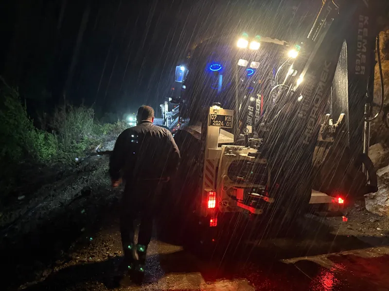 Antalya'da istinat duvarının çökmesi sonucu araçta mahsur kalan 4 kişi kurtarıldı