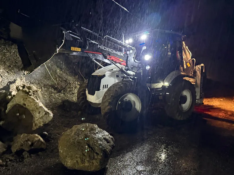 Antalya'da istinat duvarının çökmesi sonucu araçta mahsur kalan 4 kişi kurtarıldı