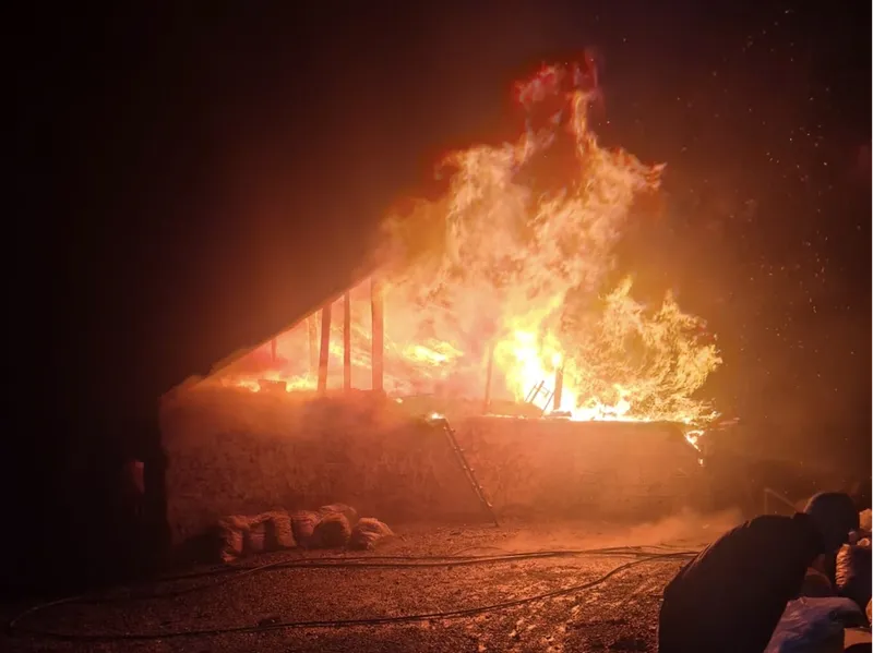 Feke'de yangın çıkan ev kullanılamaz hale geldi